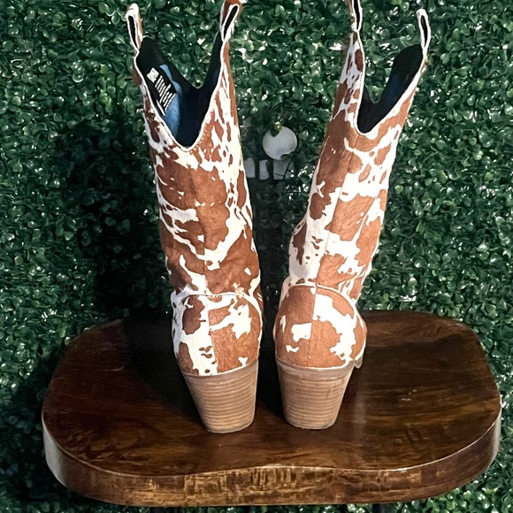 Dingo Brown and White Heeled Boots - Picture 2 of 3